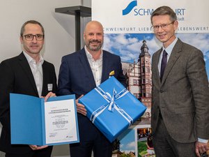 Die Geschäftsführer Mercator Leasing Matthias Schneider und, Dr. Norman Hoppen sowie Schweinfurts Oberbürgermeister Sebastian Remelé (v.l.) | Foto: Stadt Schweinfurt