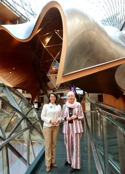 Dr. Claudia Conen und Ministerin Sinemus