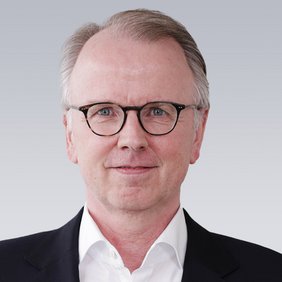 BDL-Präsident Kai Ostermann stellt die Zahlen zum Leasing-Markt 2023 vor. 