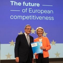 Mario Draghi und Ursula von der Leyen bei der Übergabe des Draghi-Berichts