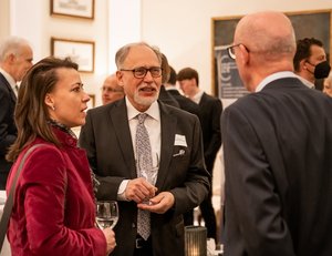 Dr. Claudia Conen im Gespräch mit Prof. Thomas Hartmann-Wendels und Prof. Michael Grömling. Foto: Thomas Rauhut