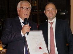 Peter Nußbaum, Vorstandsvorsitzender des IWS (links), übergibt Dr. Stefan Koch die Ernennungsurkunde. 