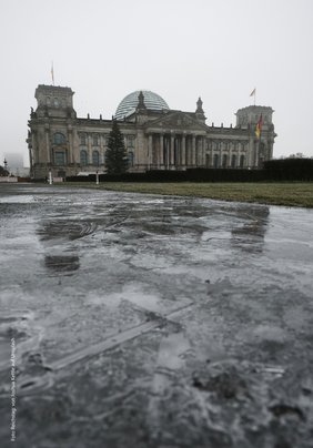 Reichtsag in Berlin, Perspektive vor regennasser Straße und grauem Himmel